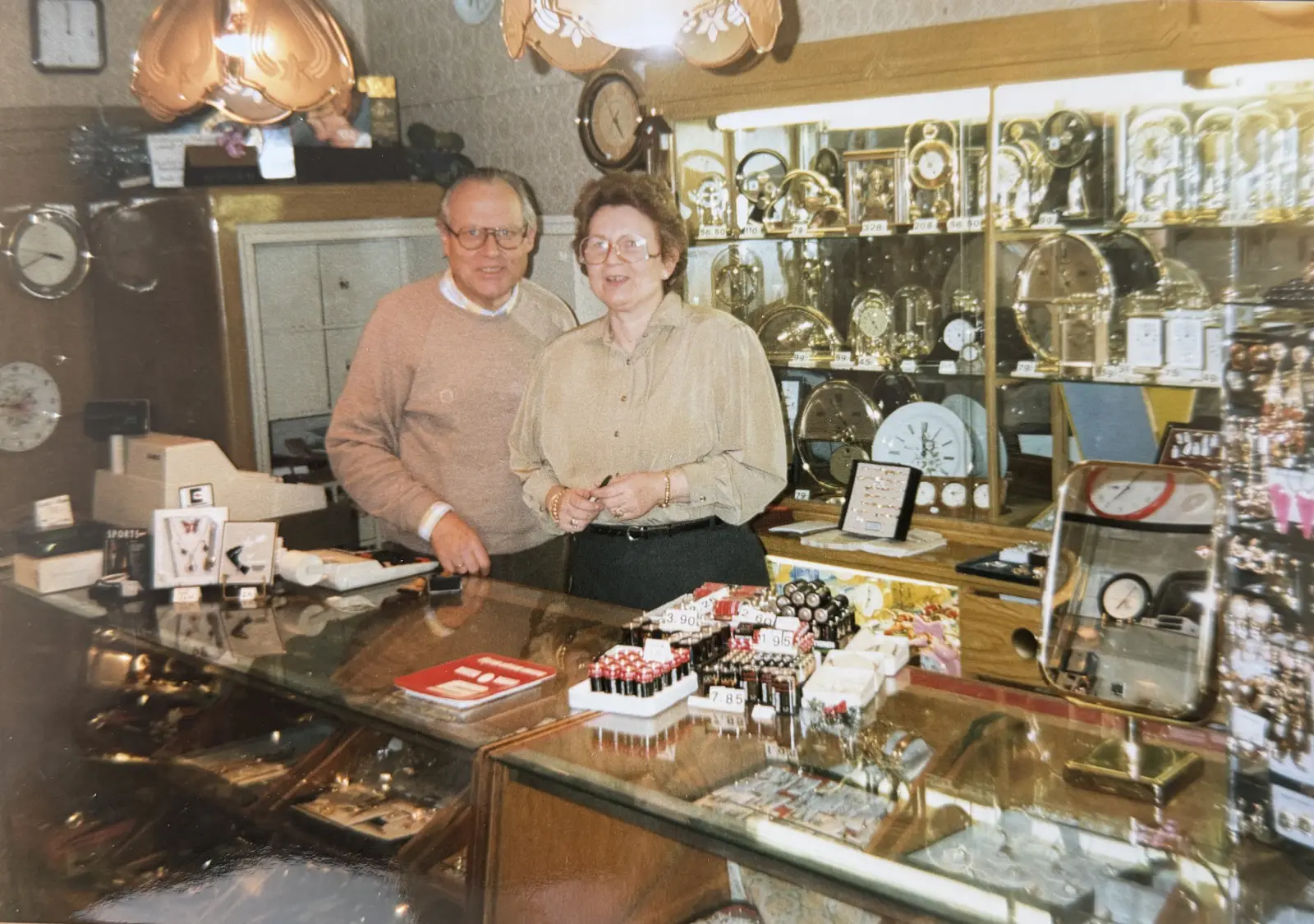 Dieter und Ursula Grützmacher im historischen Ladengeschäft mit Uhren- und Schmucksortiment